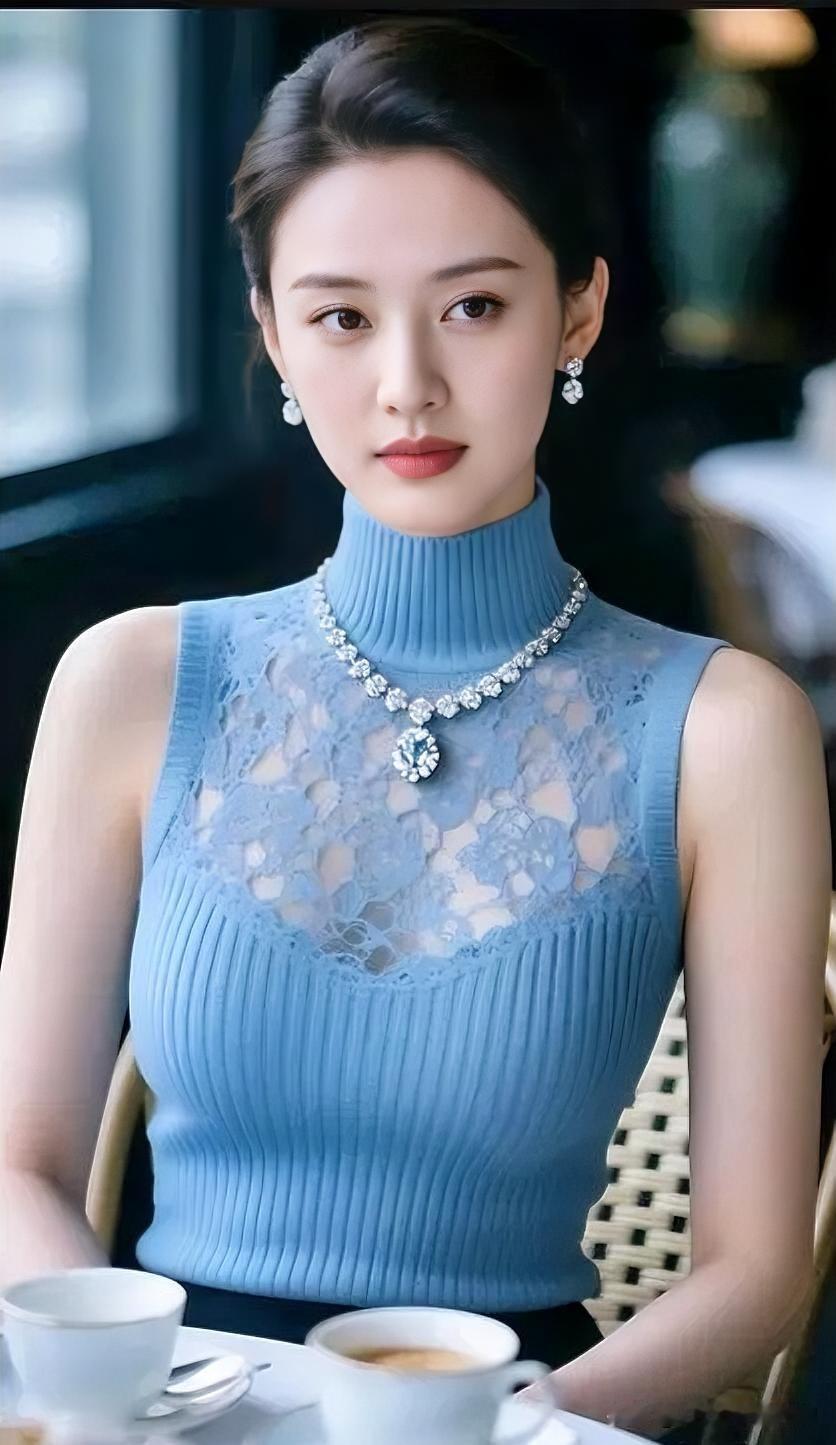 雾蓝蕾丝高领衫，搭配璀璨钻石项链，静享午后咖啡，优雅从容中透着精致的光泽。