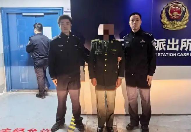 “胆子真大！”近日，浙江杭州，一男子穿着“上将”军装，出现在高铁站，接女朋友一起