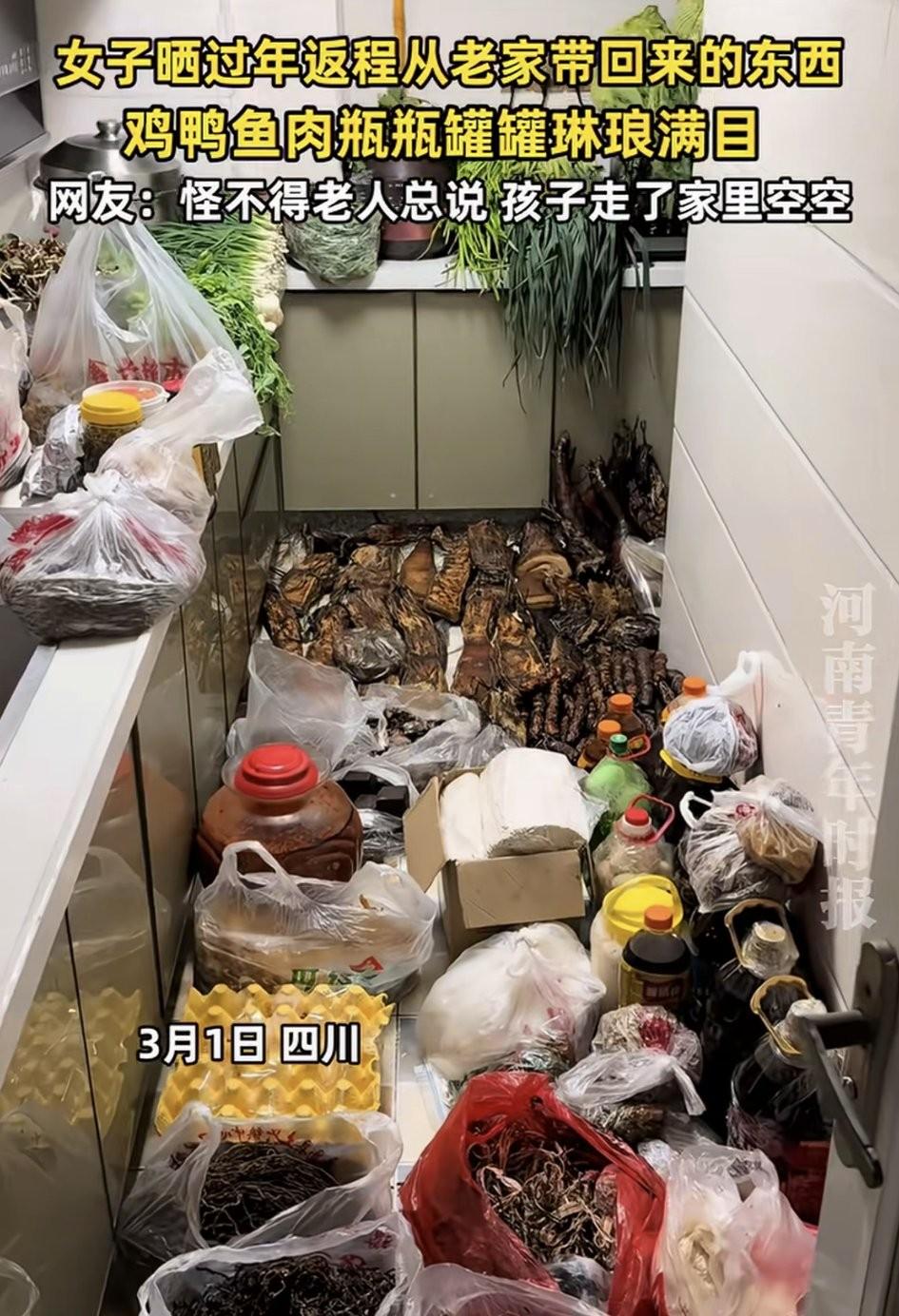 四川，一女子在老家过完春节后返程，临走时老家父母就大包小包，把年货塞满了她车子后