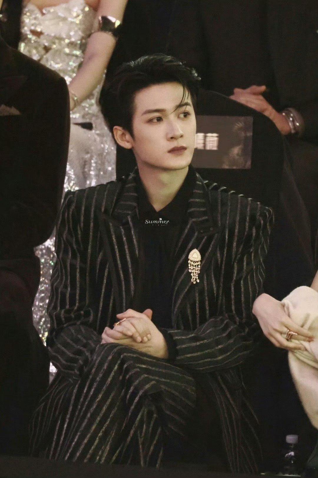 檀健次星光大赏灯牌星光大赏内场有大哥檀健次的地方，就有小炭火🔥，就有属于