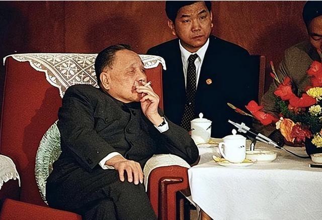 1982年北京，原本谈笑风生的邓小平突然沉下脸来，声音严肃地说：“全中国，只有他