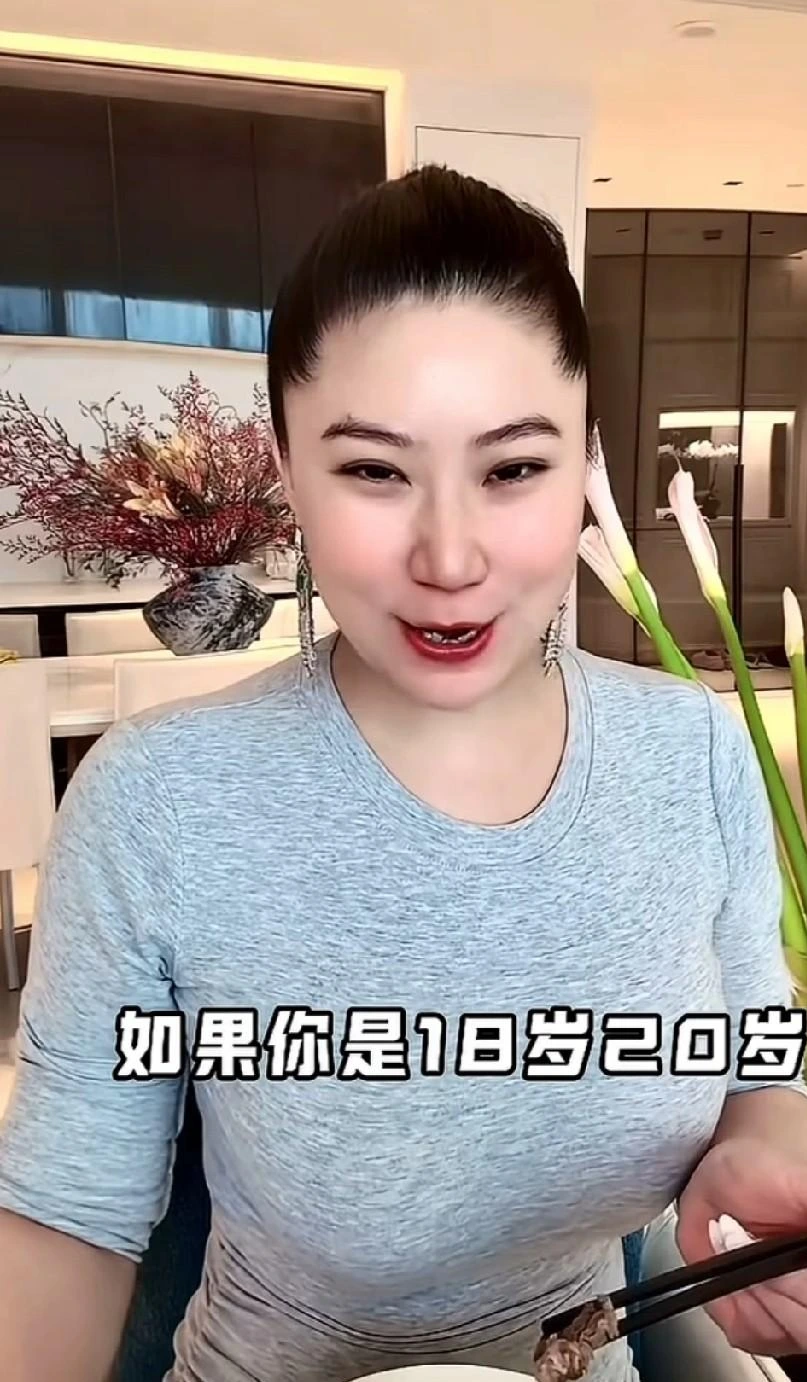不知道是直播间弹幕先挑的头，还是Coco自己接的话茬。有人刷了一句“姐姐好年轻”