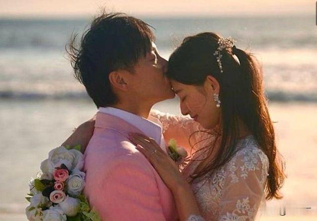 方力申也太宠了吧！刚刚在社交平台晒出和老婆叶萱的孕肚合照，只见他深情亲吻孕肚，画