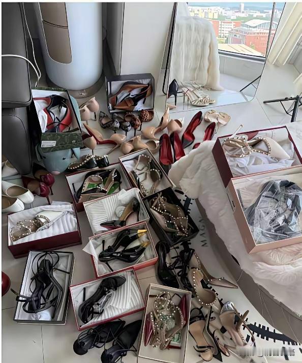 谁家的老婆可以买这么多高跟鞋👠？很好奇，几十双上百双高跟鞋的那些女主，到底是