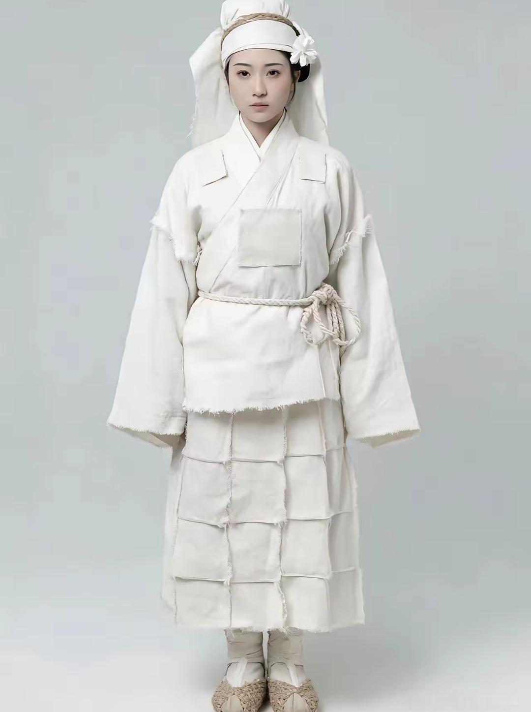 巴黎世家的新款又又又刷新了我的三观，我真怀疑巴黎世家的设计师来我们这参加过葬礼，