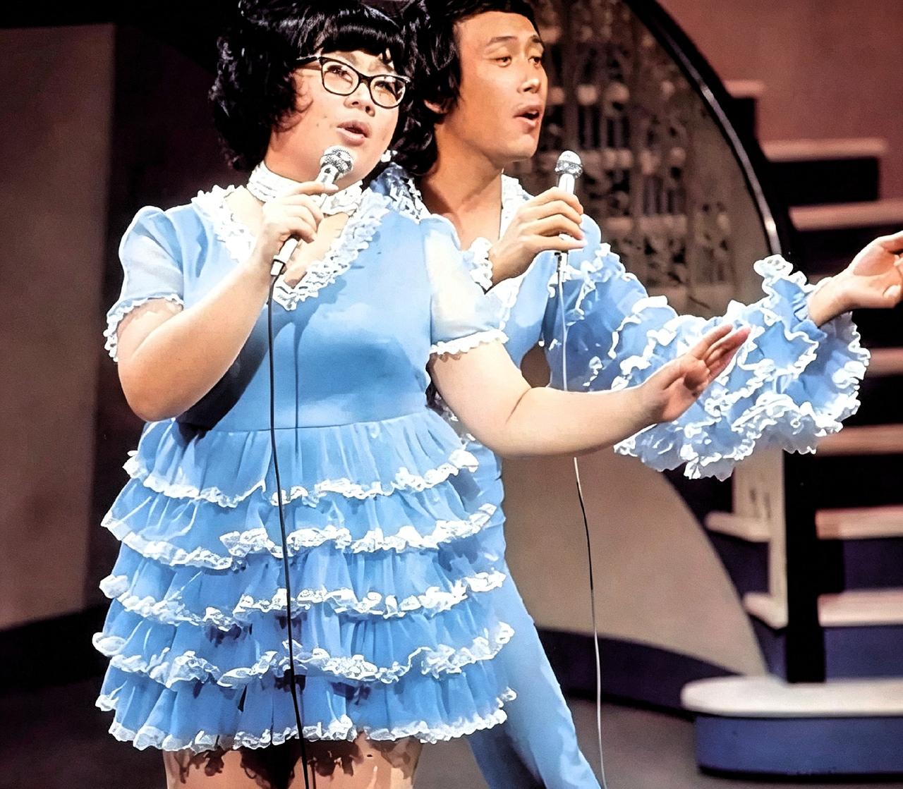 70年代，肥姐沈殿霞拉上还没红的罗文，组了个“情侣合唱团”。俩人穿得花里胡哨，在