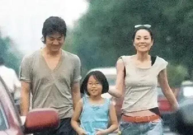 李亚鹏在云南新开的民宿小院，前阵子可算把人聚齐了小女儿李嫣早就过去帮老爸剪彩，大女儿窦靖童刚比完赛，