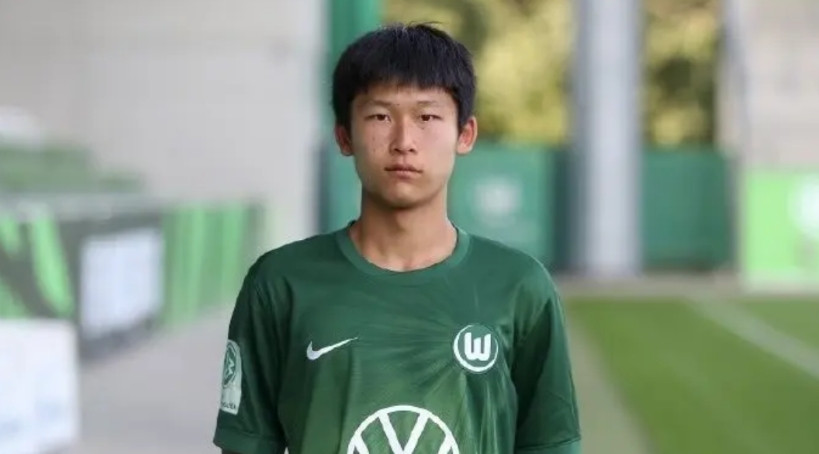 中国国少队的遗珠！德国沃尔夫斯堡U17队踢球的姜景褀也是适龄球员，但是日籍主教练