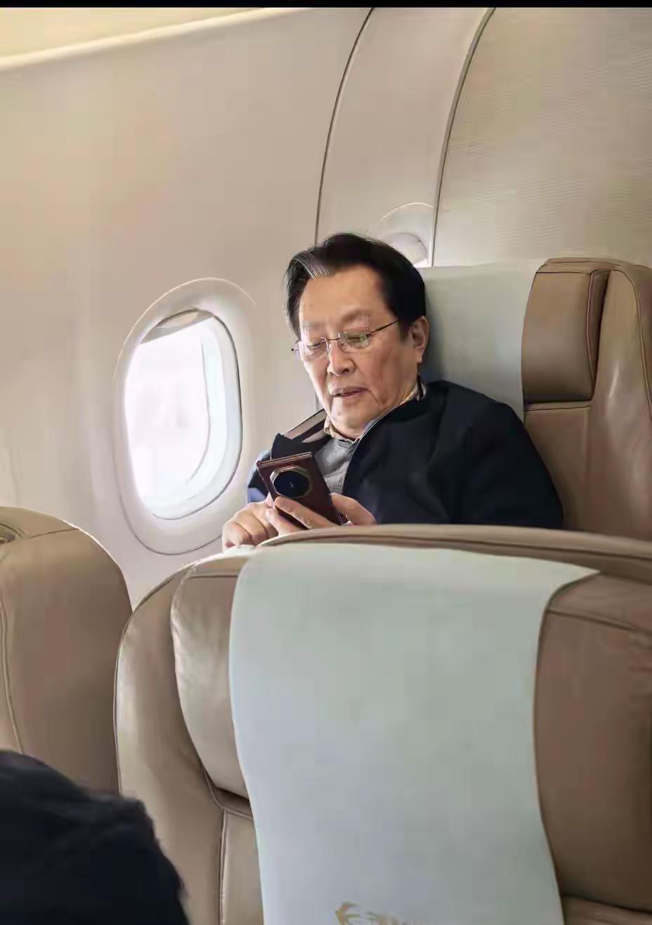 请问一下唐国强老师用的是什么牌子手机，是不是国产的