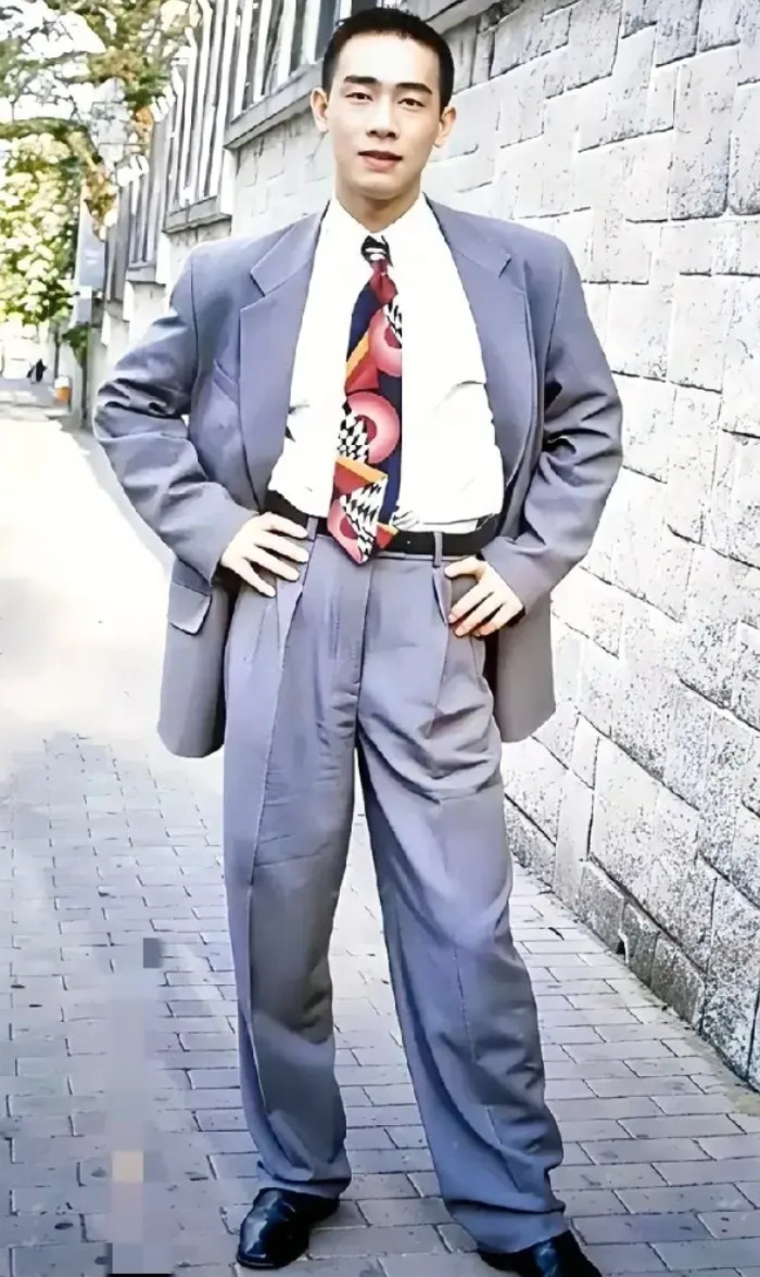 陈小春年轻的时候真的很青涩，配上大号西装，确实非常帅气