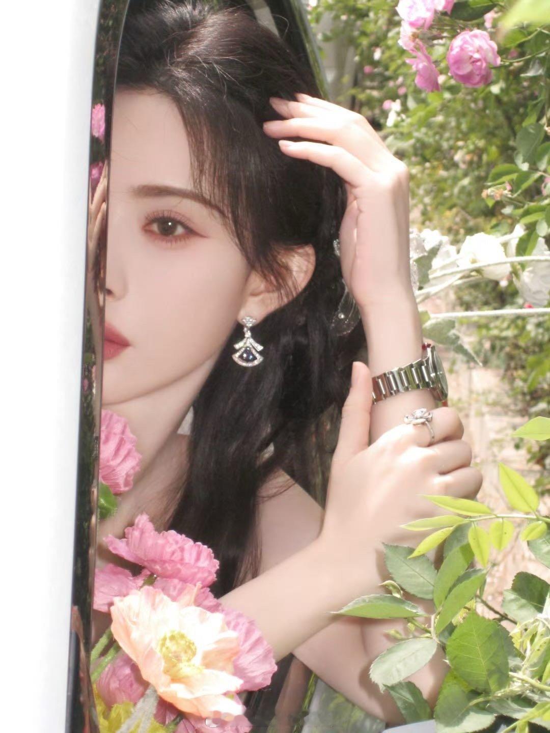 孟子义商务孟子义在商务领域的表现太惊艳了！举手投足间都是优雅，一颦一笑皆是风情