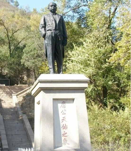 1982年，铁道部决定为詹天佑迁坟，未曾想，在挖开詹天佑墓的瞬间，竟看到棺木里流