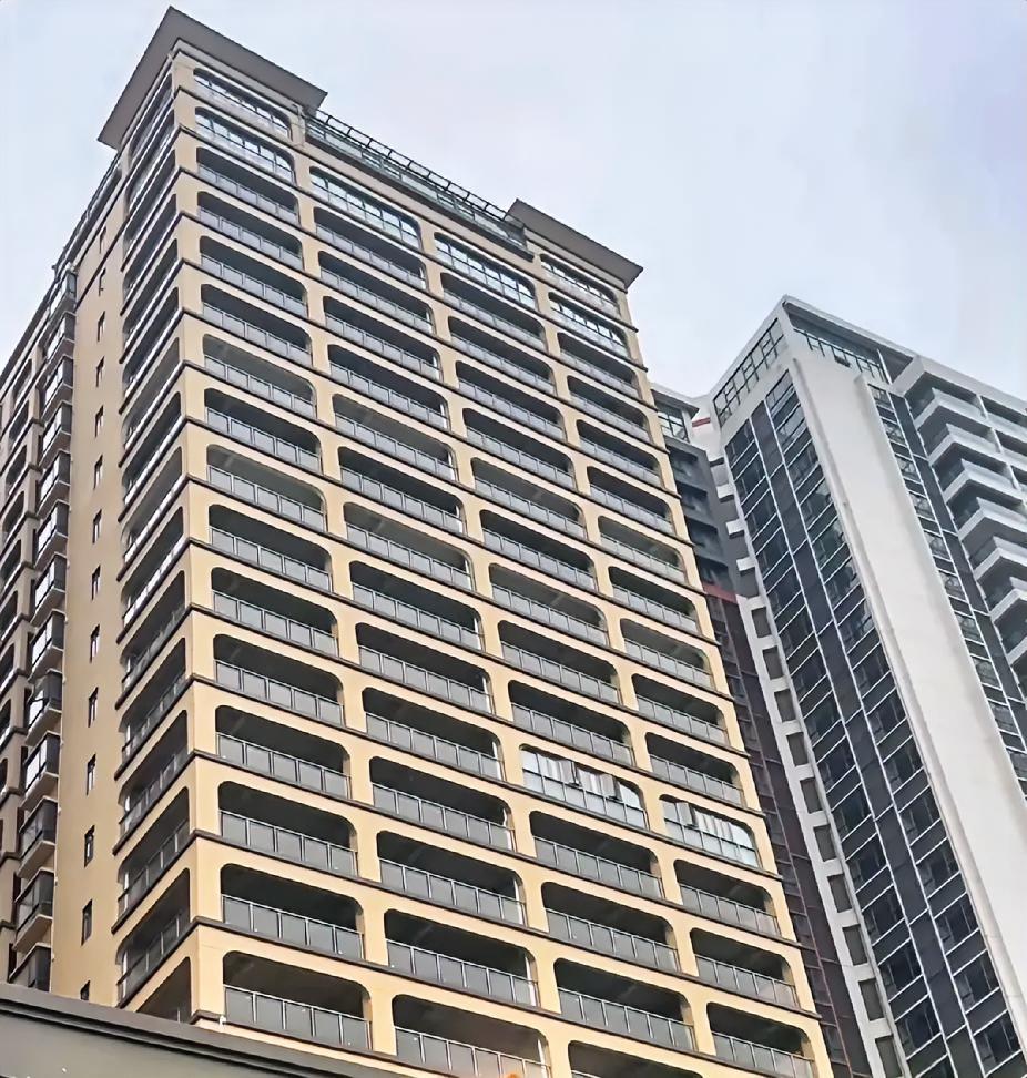 如果在深圳有4套房，你是选择出租还是卖出去？今天我有个深圳的本地朋友跟我聊起来他