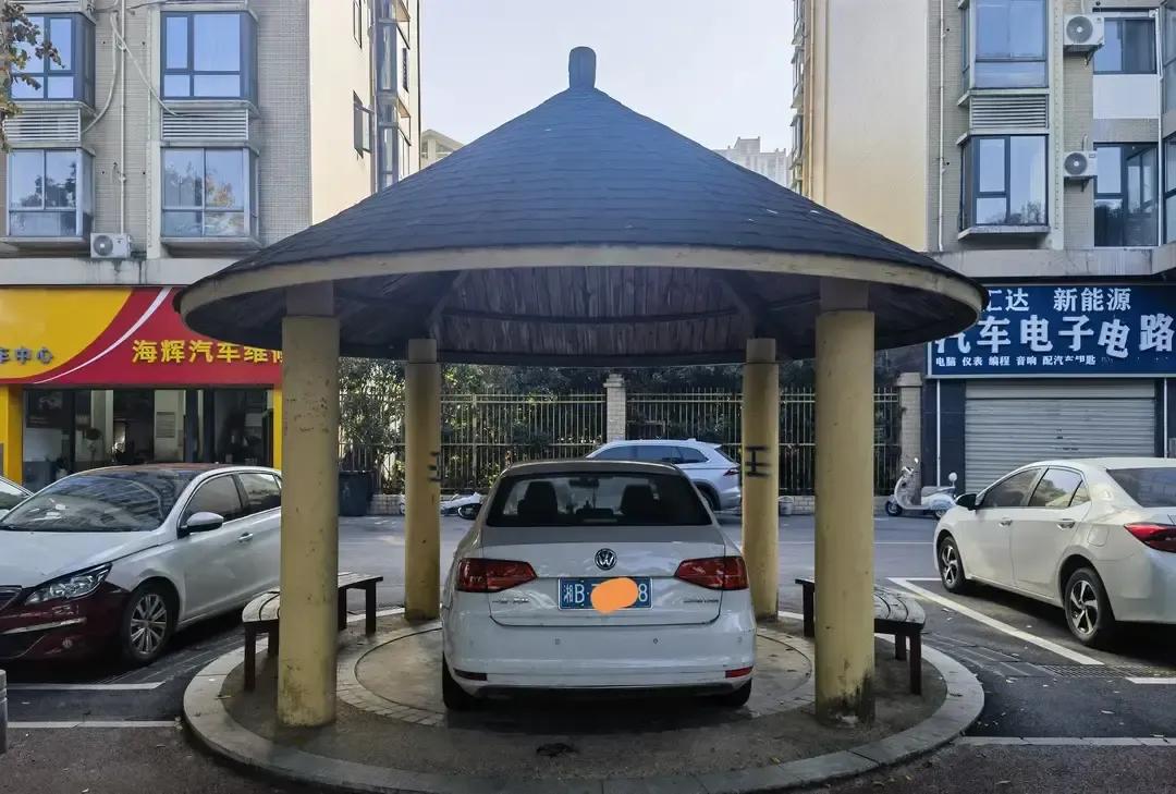 湘潭一辆私家车直接开进街边凉亭，一停就是好几天。亭子是给路人歇脚躲雨的，现在成