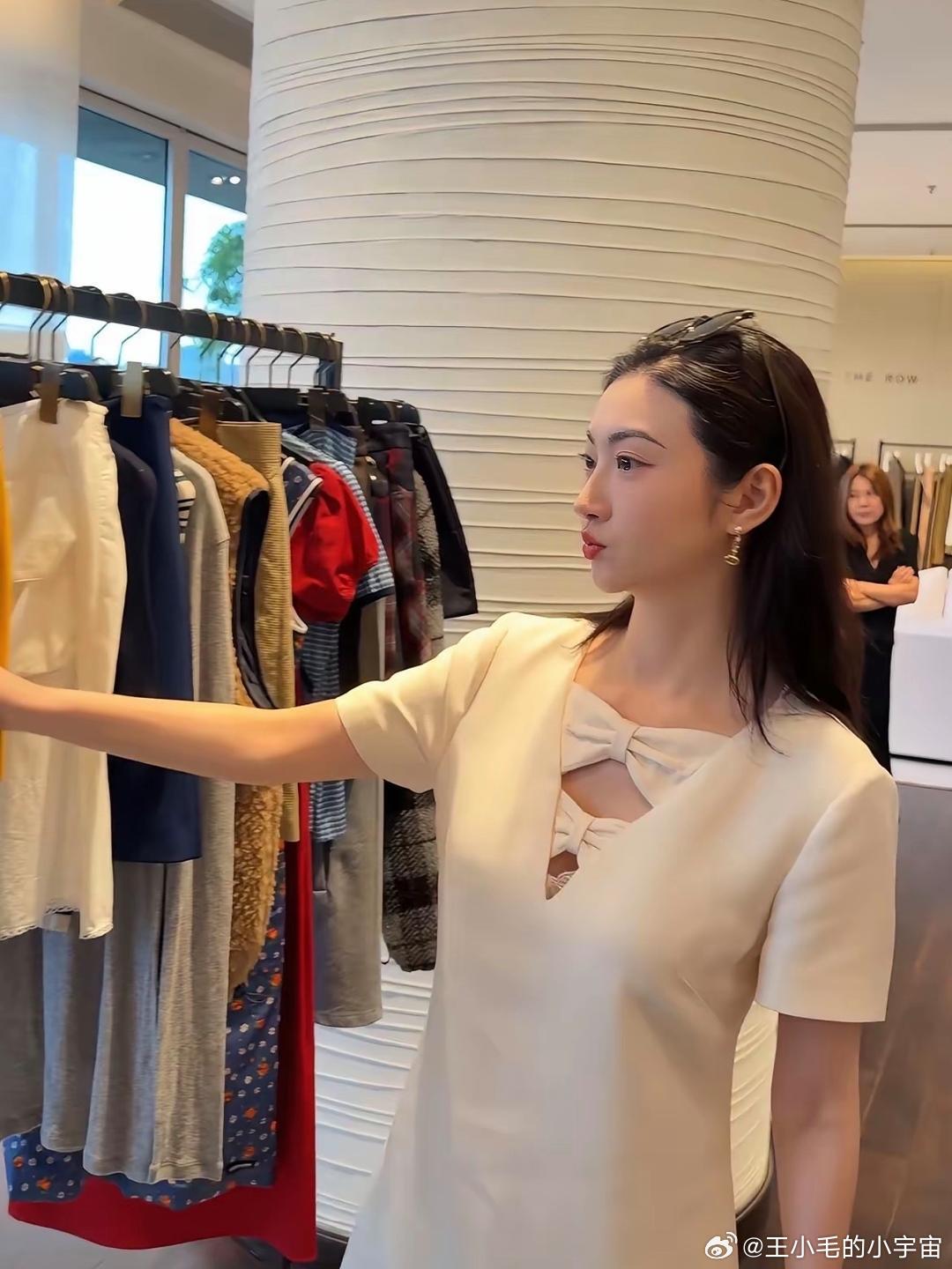 景甜这次看着确实跟以前不太一样了，逛街买衣服也没什么明星架子，店员该忙忙自己的，