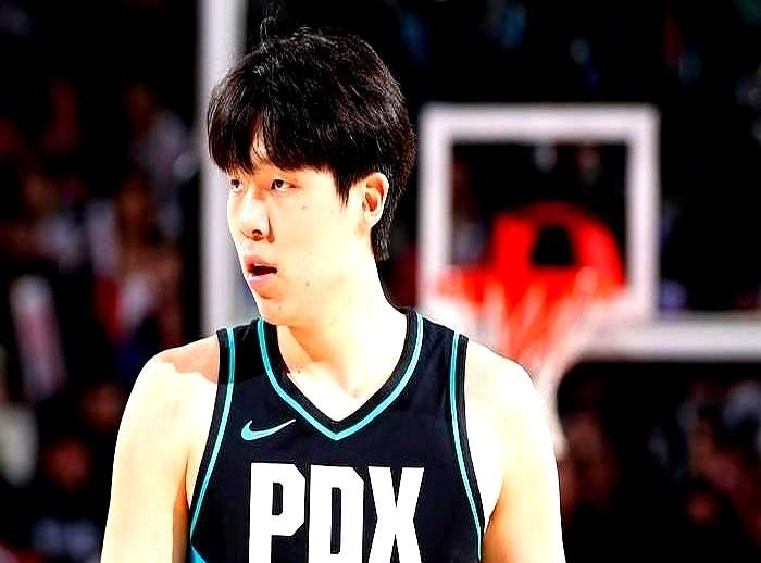 杨瀚森悄悄地把周琦给超了。就开拓者打雷霆那场比赛，杨瀚森打了17分钟，拿了8