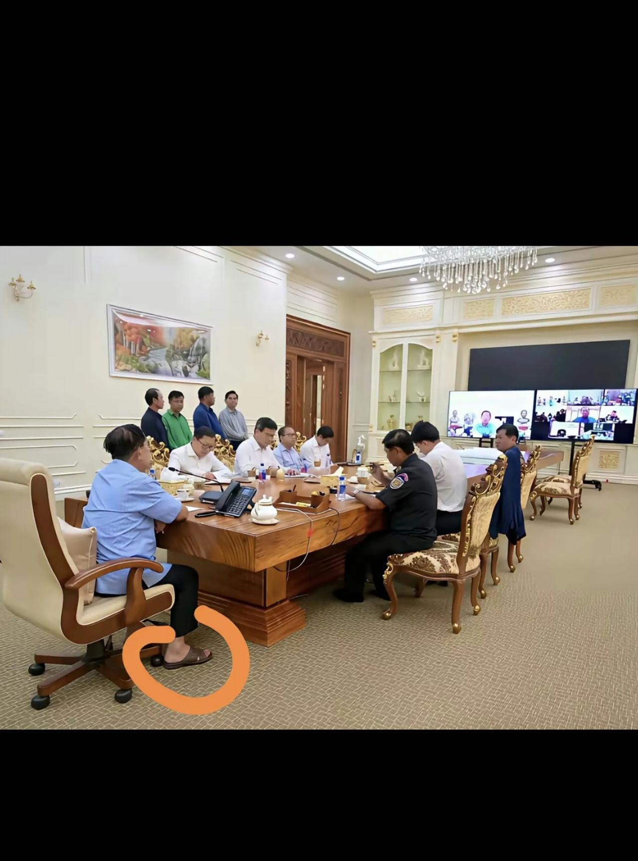 看了下面两张照片，有感而发讲三句话：1、洪森亲王召集高层开会研究应对边境的冲突