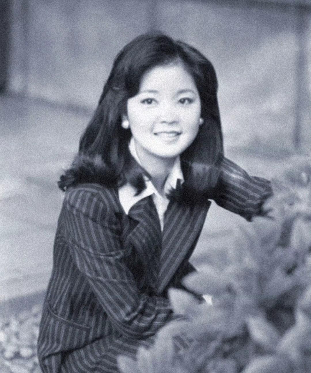 1978年的邓丽君，在东京希尔顿酒店留下这组经典照片。她穿一身条纹西服套装，又