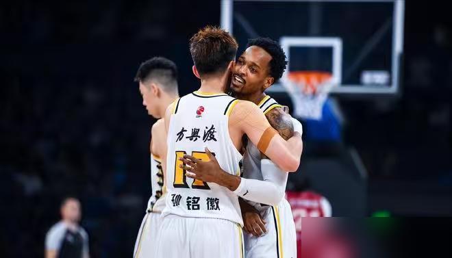 总有人说广厦没了孙铭徽，进攻就乱成一锅粥了。我寻思着，真有那么夸张吗？孙