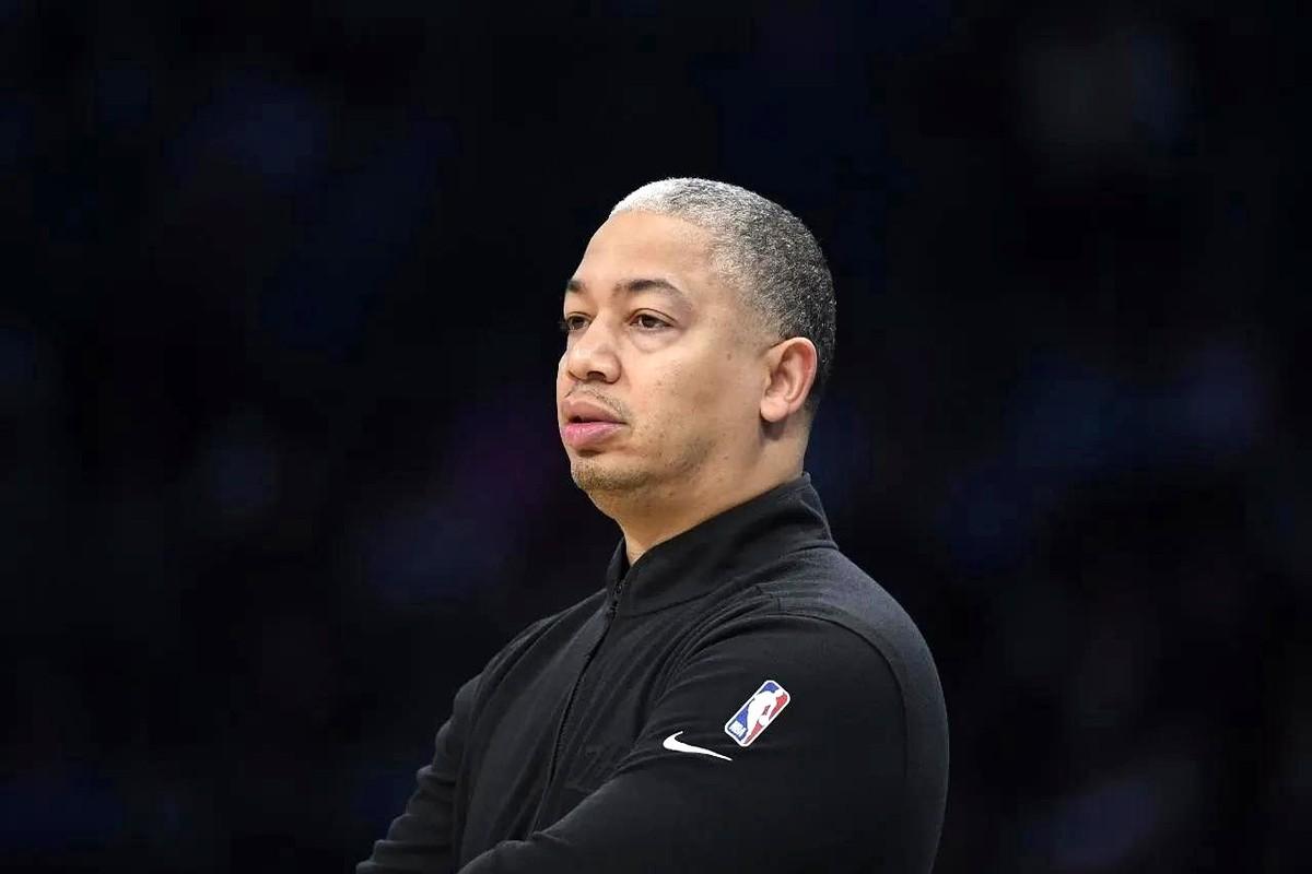 泰伦·卢的帅位，已经摇摇欲坠了。快船现在这战绩，西部倒数第二，真没法看了。连