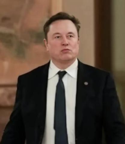 我认为马斯克长着一张兼具东西方特征的面孔。尽管他是出生于南非的白人，且为荷兰移民