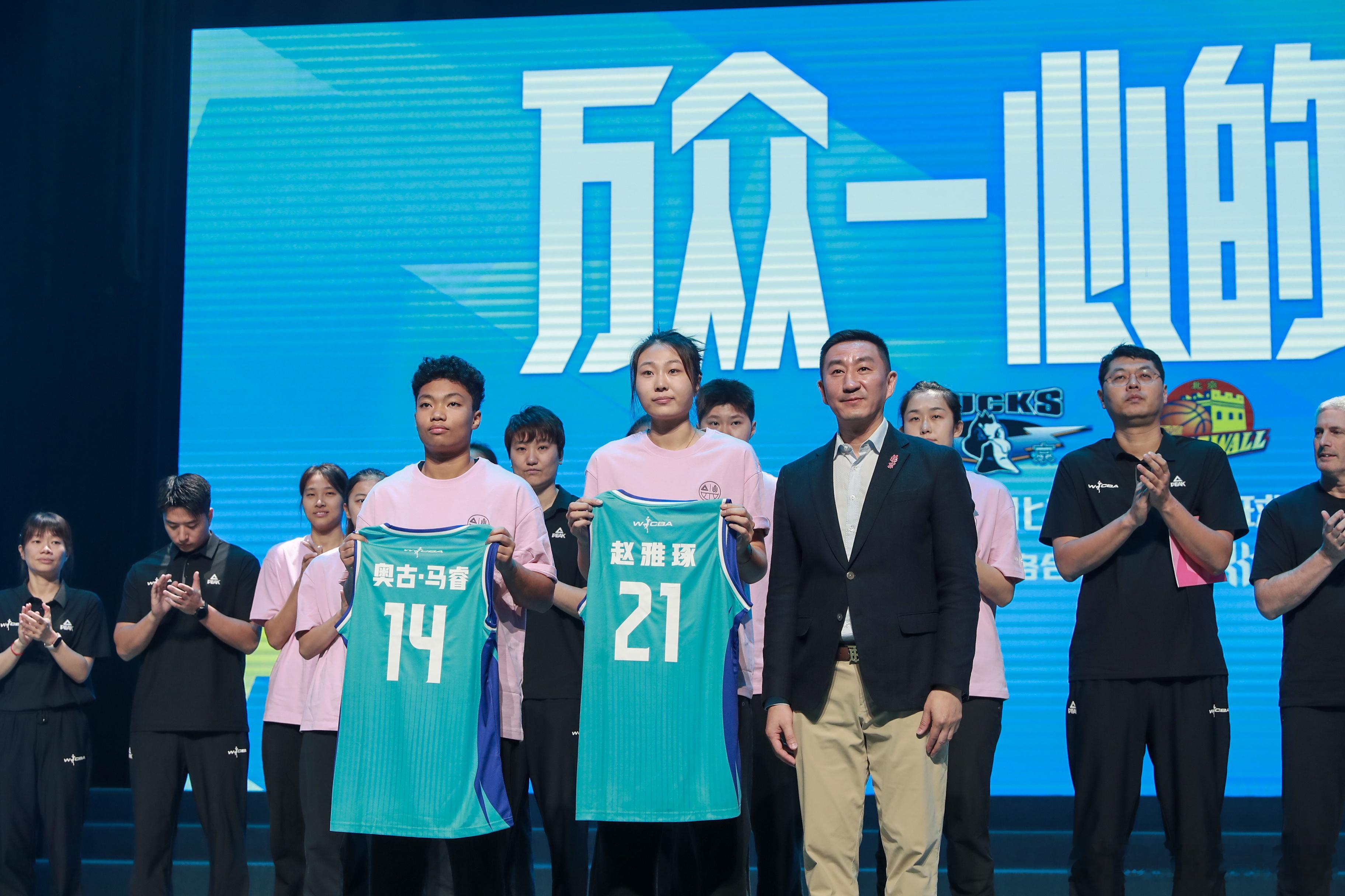 新赛季，“北京首钢男篮”这一队名将重回CBA联赛，不过，新赛季的球衣后面会印制“首钢首颐医疗”字样。
