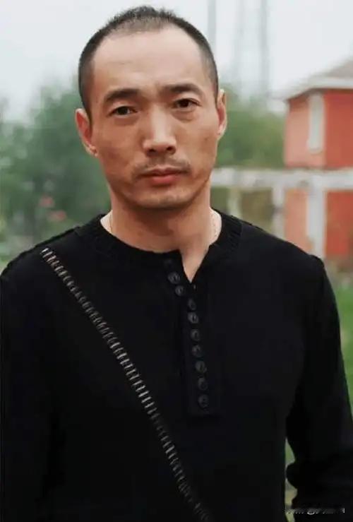 其貌不扬却艳福不浅！从修理工到影帝，和曾黎相恋4年，后被韩国女星主动追求，两