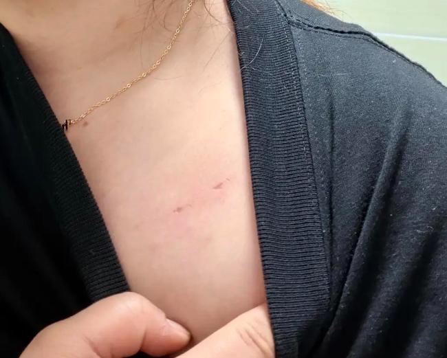 不要心存侥幸！云南昭通，一名31岁女子清晨送女儿出门、按下电梯后，返回家中准备洗