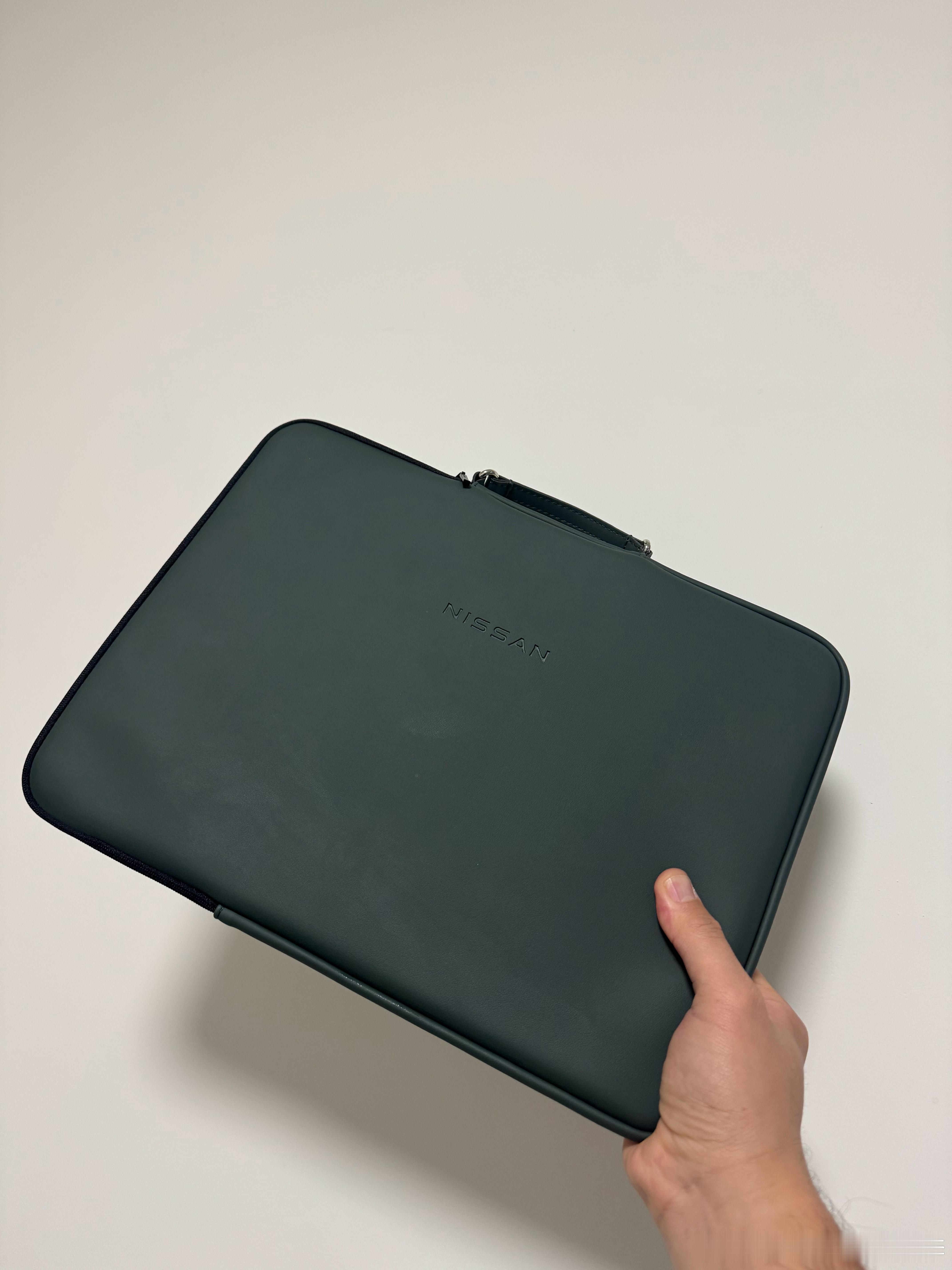 前几天去日产活动送的伴手礼这个电脑包对我真的是太实用了质感非常好皮质很细腻我准备