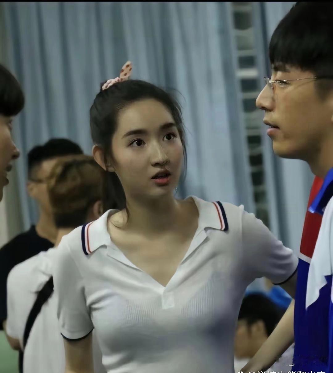 这也叫校服？要是的话，那就是妥妥的毒校服