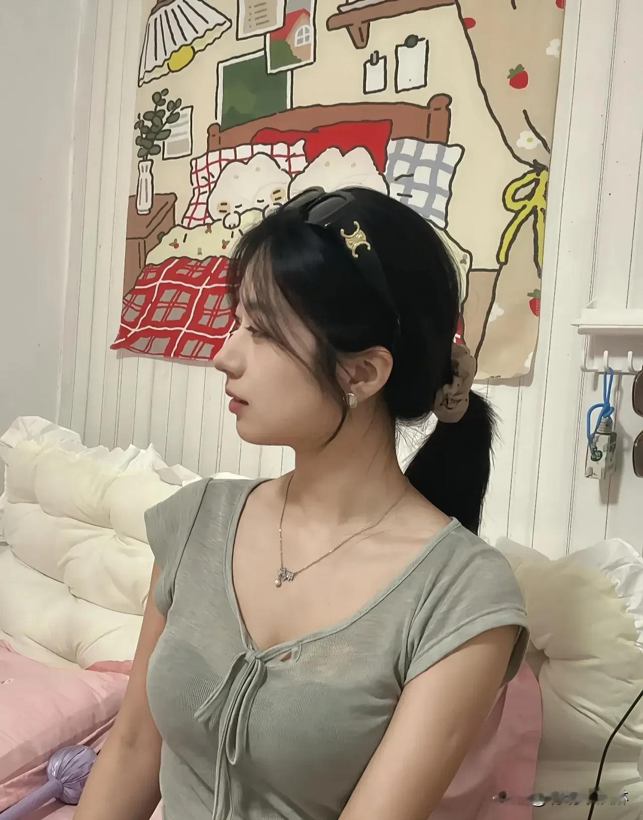 甜美气质女孩的一天晨她轻抿嘴角，笑容如蜜糖融化；无需刻意，美好藏在每个瞬