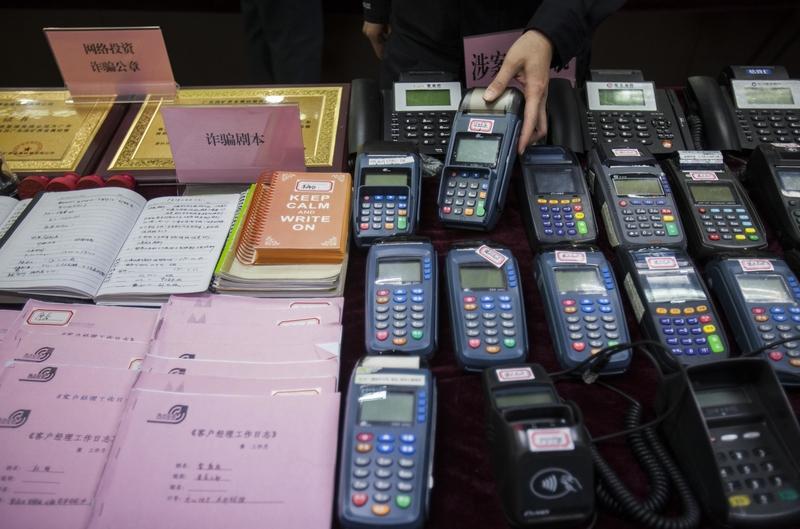 男子在卖淫场所放置偷拍设备，制作淫秽视频9000多部贩卖，一审获刑10年半。2