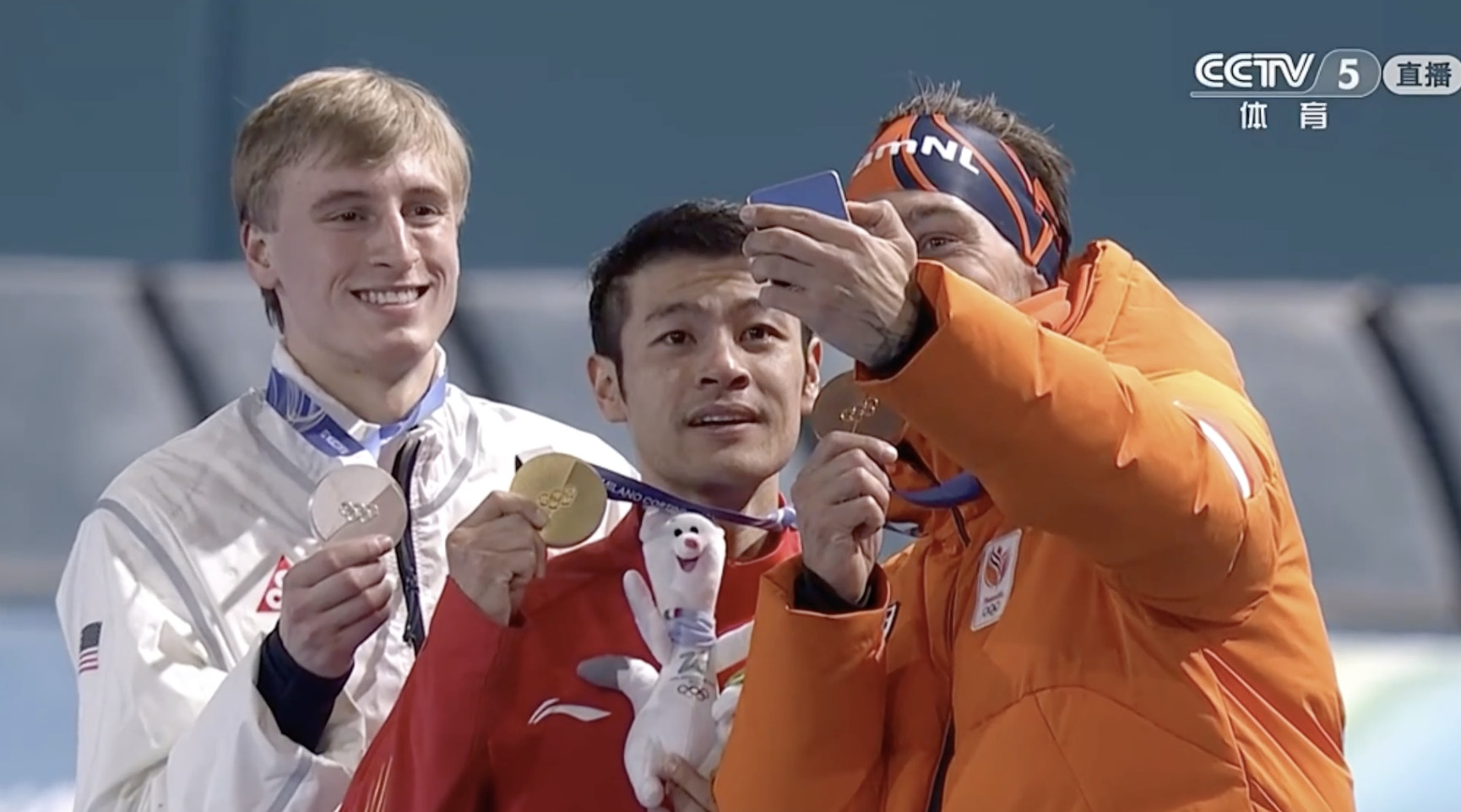 宁忠岩戴上奥运金牌！激动得泪流满面🏅听解说介绍，这位美国的紫微星几乎统治了这个