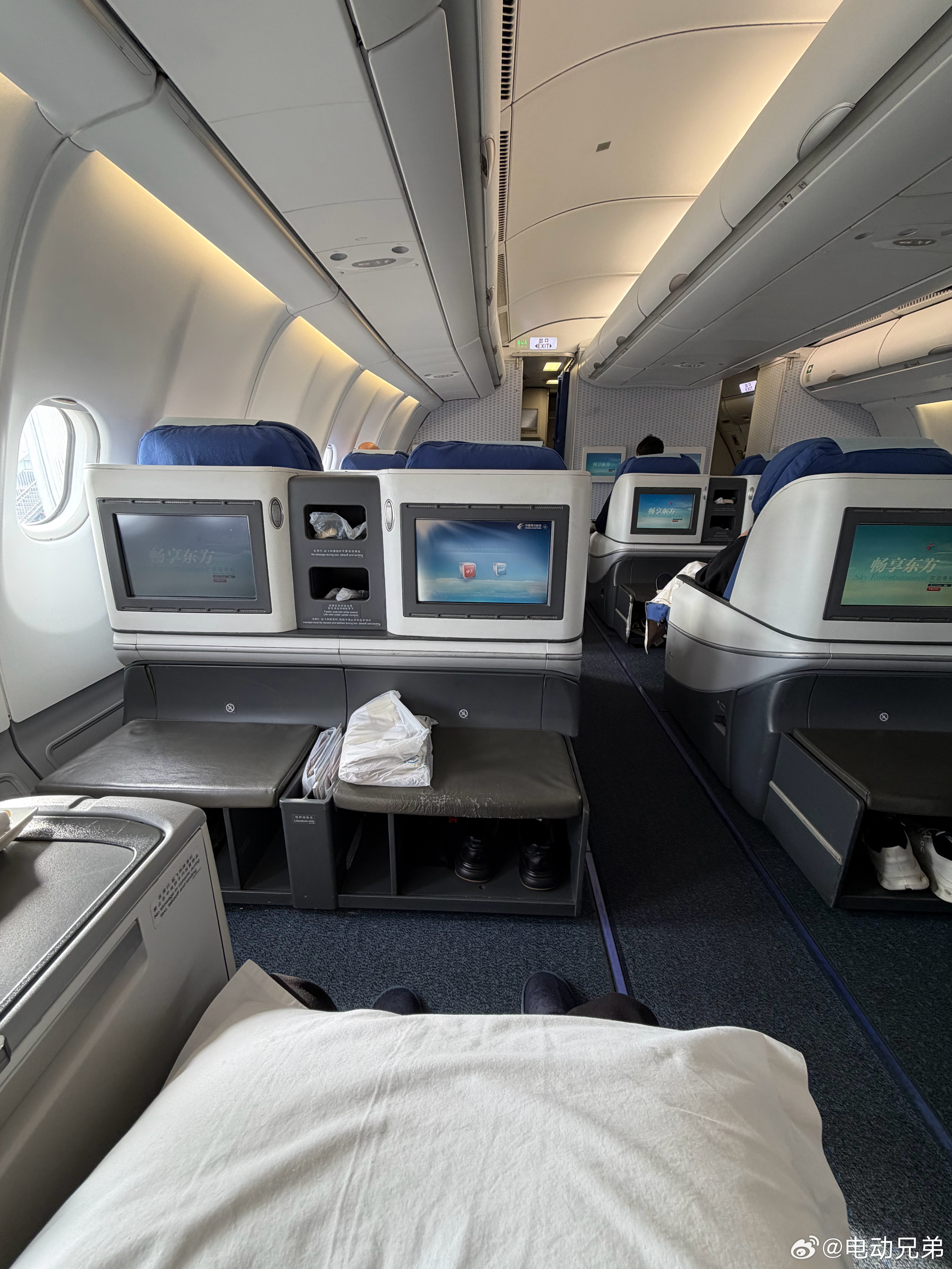 不要误认为谈行政的产品不能家用，我就是那种上午穿着长裤和斯凯奇去谈合同下午穿短裤