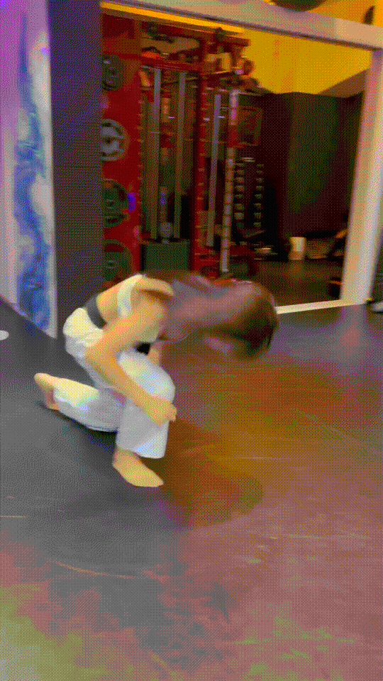 在你一无所长时，不要琢磨着结识贵人、拜访贵人、求贵人，没人会搭理你，更不会帮助你