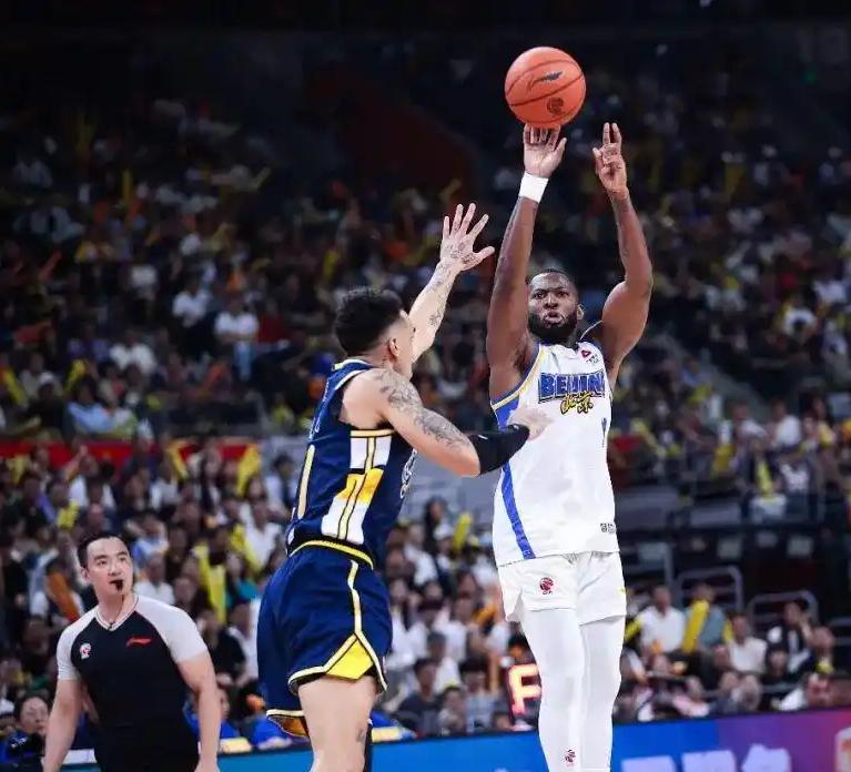 头一天还上吐下泻，比赛时还在发烧的他，竟然靠三分绝杀帮助球队成为“京粤大战”的胜