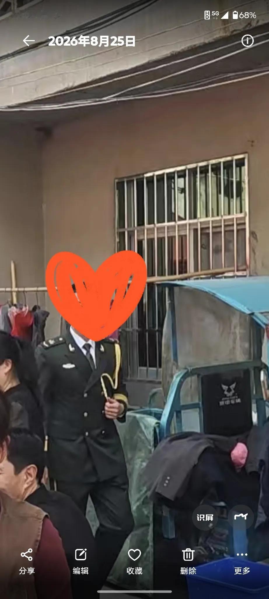 现在你去参军，就等同于考上985、211。说这话的是知名博主张雪峰:我堂哥女