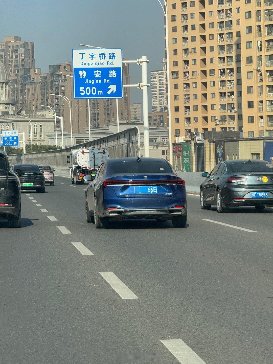 完全没发现这居然是辆别克现在的别克变化太大了对别克的设计还停留在老君越时期​