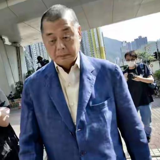 曾嚣张狂妄一时，如今身陷囹圄的乱港分子黎智英，这回是彻底服了，也彻底认命了！