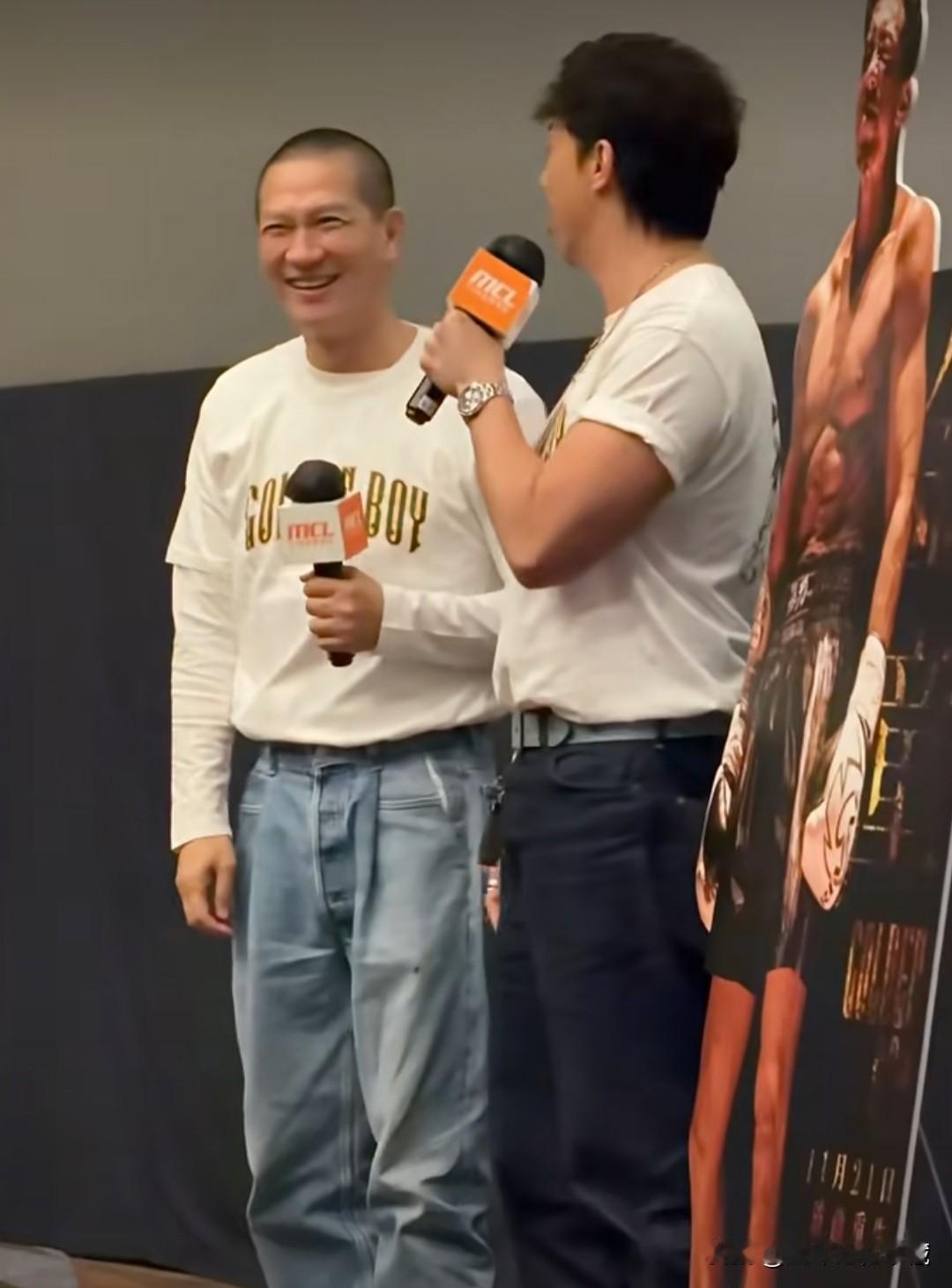 剃了光头的影帝张家辉抵达现场，支持自己的好兄弟张继聪主演的电影《金童》，张家辉光