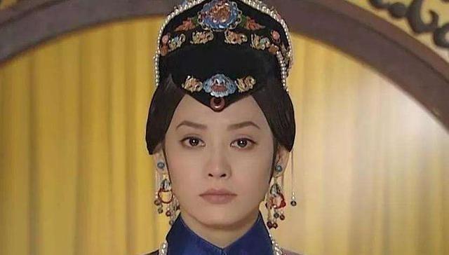 1735年，雍正去世，乾隆请示母亲，是否与先帝合葬。太后说：“不必，不要打扰先帝