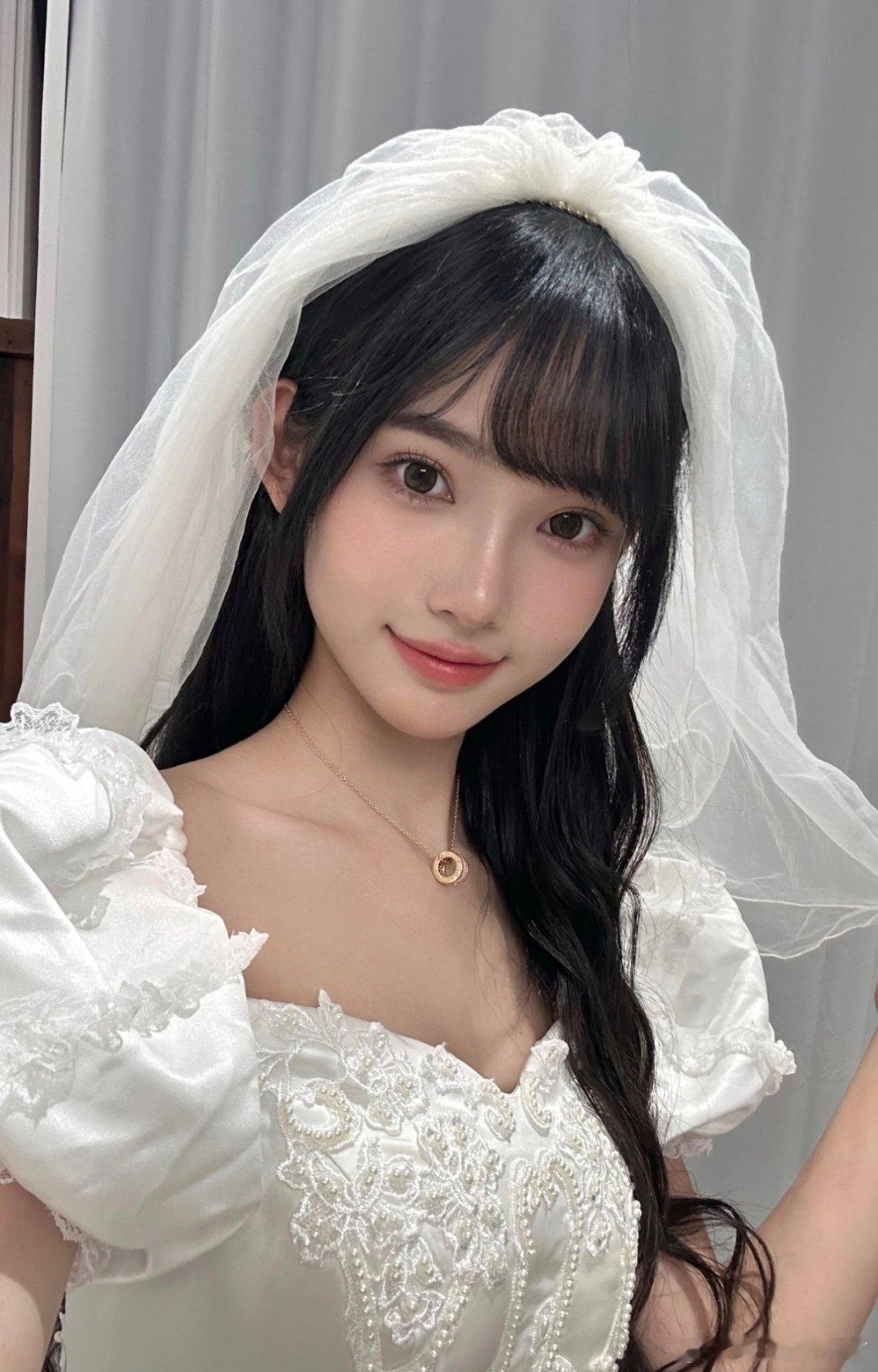 林俊杰女友七七长相清纯身材又好，林俊杰女友七七社交账号有婚纱造型，是不是好事将近