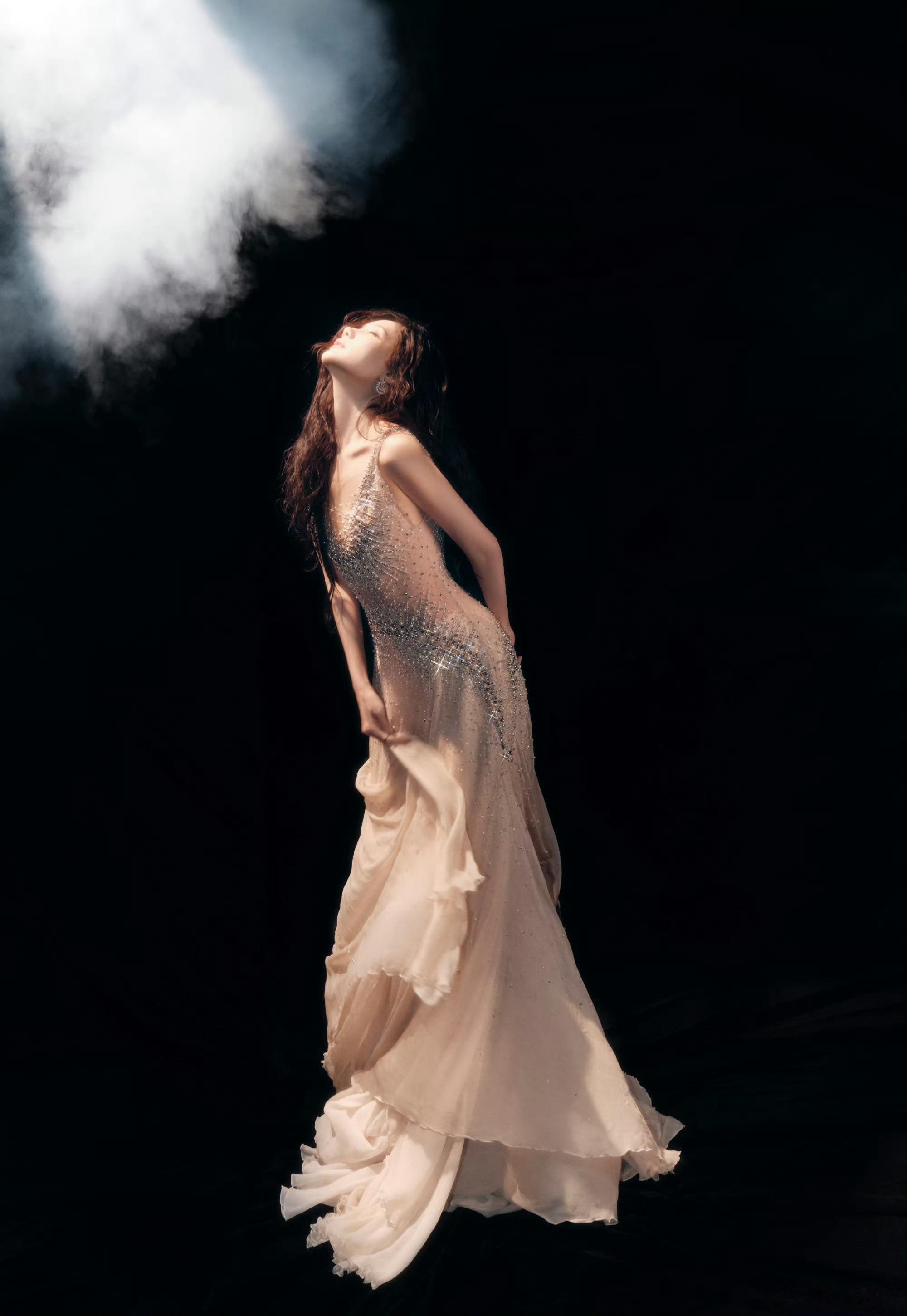 李一桐亮钻高定纱裙亮钻透纱长裙的妆造也太美了………湿发+蜜桃妆更像一条波光粼粼的