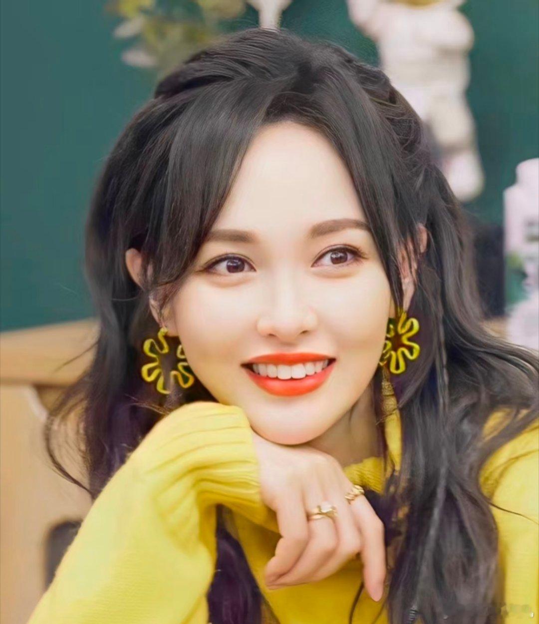 1、唐嫣对于直播带货这类工作一直抱有观望的态度，在她看来这类工作很容易爆雷，若是