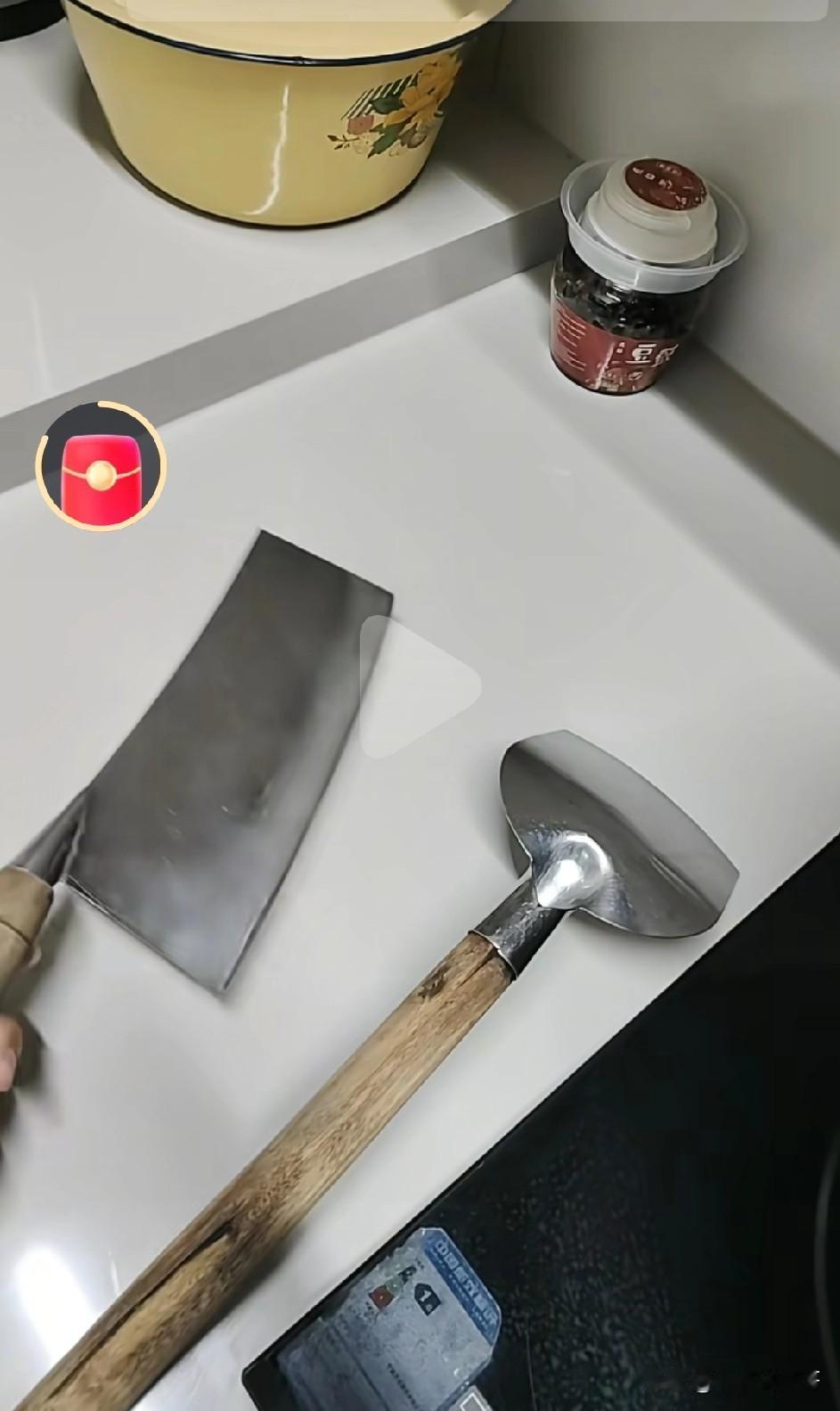 吃水不忘挖井人，有点疑惑，温州不粘锅爆火的厂家老板为什么只字不提那个带火传家锅