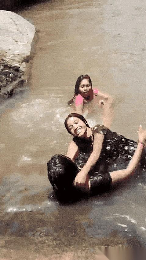 一段手机自拍，录下了五个印度女孩最后的欢笑。镜头里，她们刚考完试，穿着五颜六色