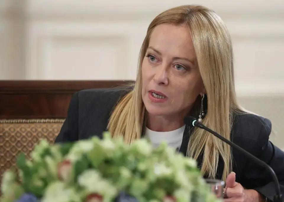 据新华社3月5日报道，意大利总理梅洛尼公开表态，将联合英国、法国、德国，向海湾国