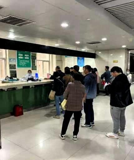 我一个同学轻度脑梗，大夫让立刻打溶栓针，一万块钱当场就交了。就在即将注射药物时，