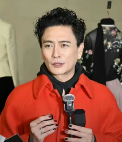 黄宗泽的红指甲好抢镜，大红衣服一穿，小包包一拎，太像我大姨了​​​