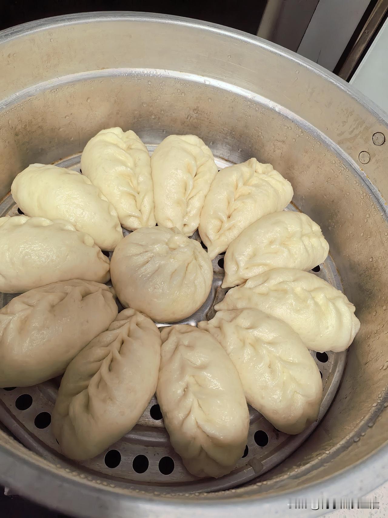 蒸包子零失败秘籍，我家年年这么做。想蒸出表皮蓬松不塌陷、底部不粘牙、全程从无